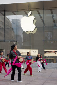 Photo de l'exposition La Chine Rouge? Pomme Pomme Pomme est le titre de cette photo où des femmes chinoises jourent du tambour devant un magasin apple.