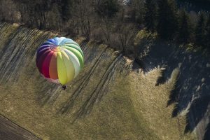 Paysage avec ombres et lumière et un ballon vus depuis un autre ballon