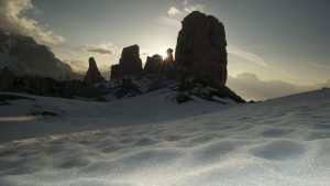 Dolomites Cinque Torri Lever du soleil sur la neige