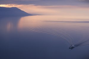 vue sur le lac avec un bateau qui fait des vagues comme le ferait un aimant