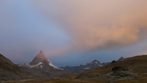 Nuage éclairé par le lever du soleil au sommet du Cervin, comme si la montagne fume